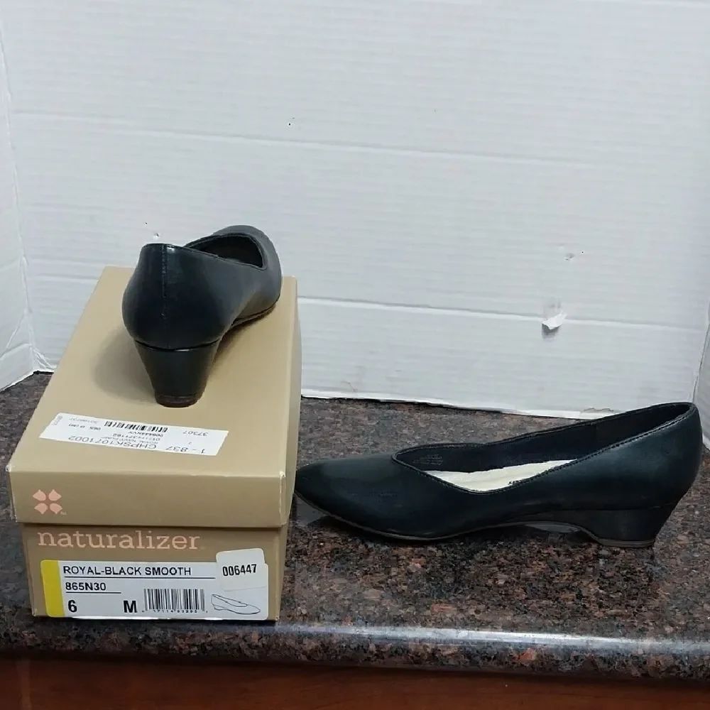 NEW Naturalizer Women's Black Smooth Shoe...SIZE 6....